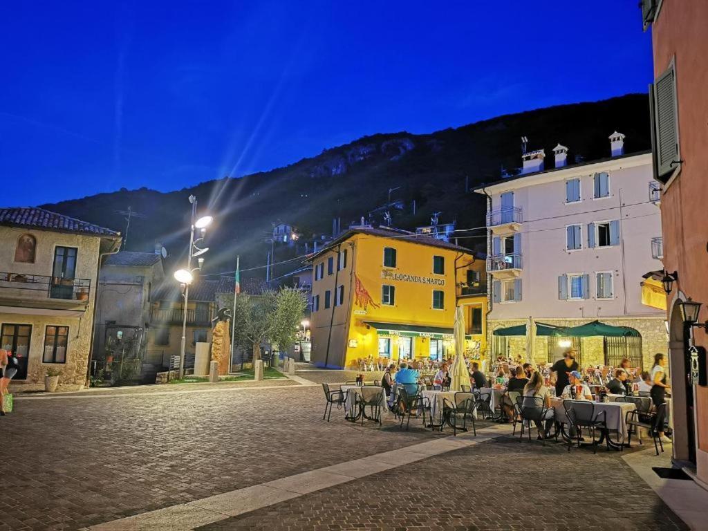 Attico Nel Borgo Apartment Torri Del Benaco Luaran gambar